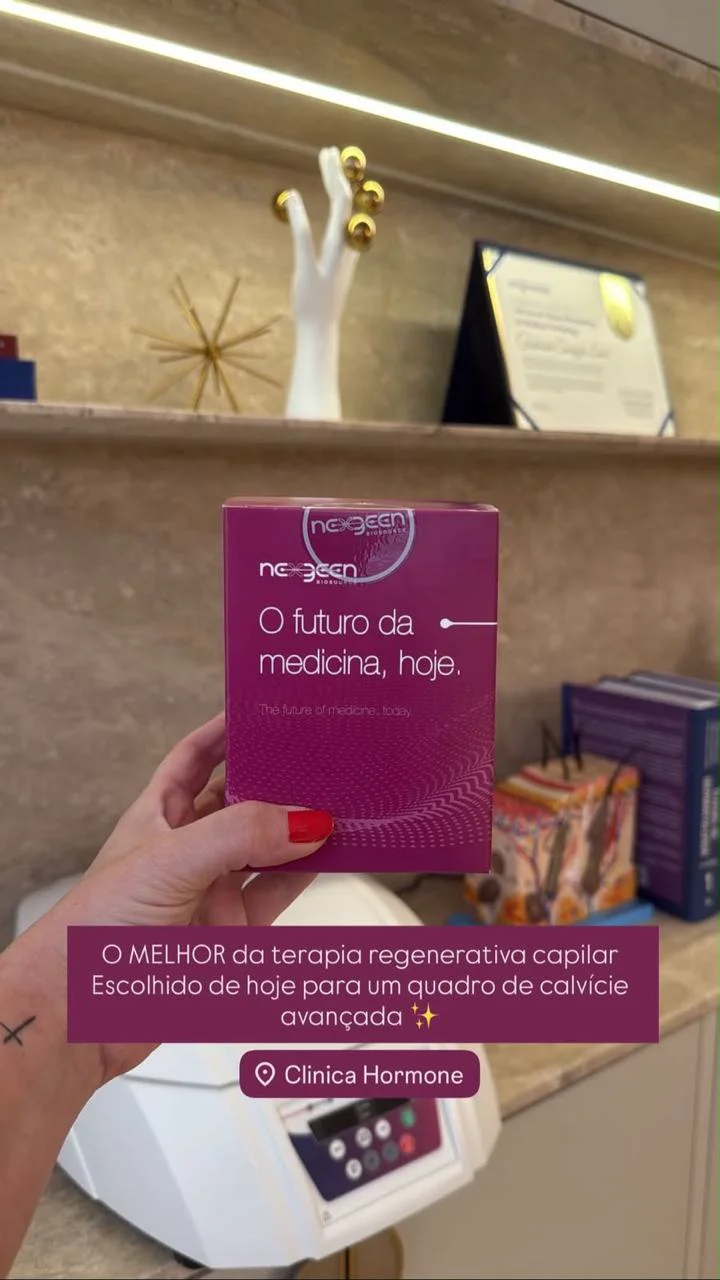 Profissional apresentando o kit Reglow em ambiente clínico